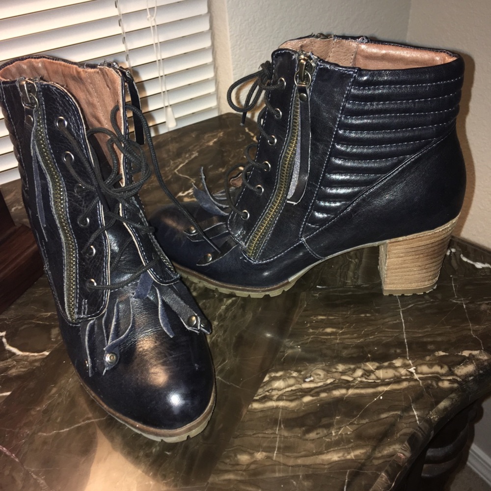 Lola Cruz. Size 7